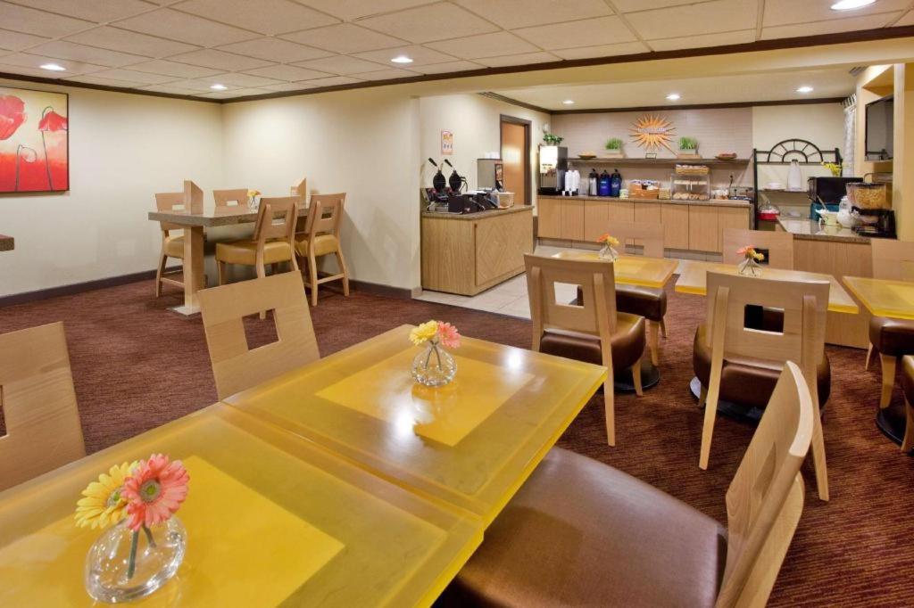 La Quinta By Wyndham Springdale Hotel Exterior photo